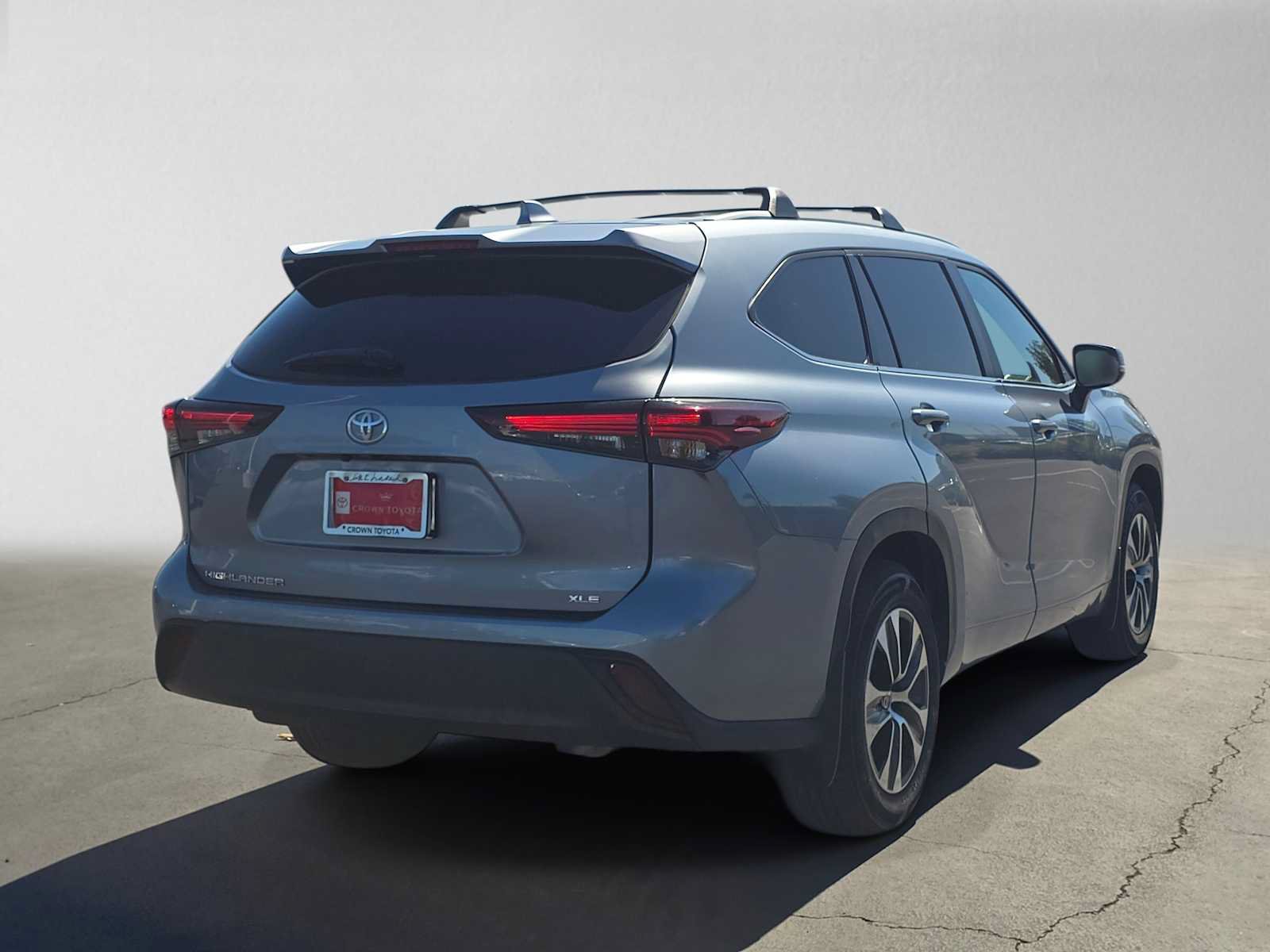 Used 2024 Toyota Highlander XLE FWD image 3