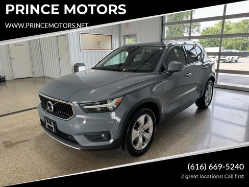Used 2021 Volvo XC40 T5 Momentum image 1