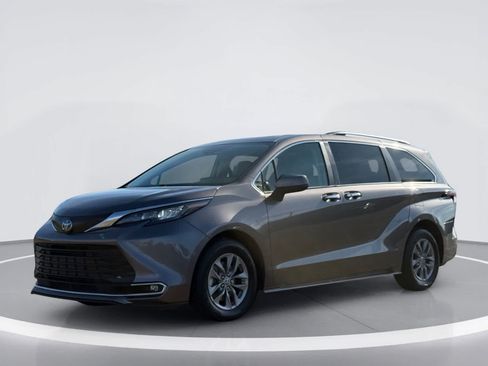 Used 2024 Toyota Sienna XLE FWD image 2