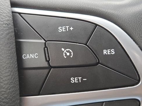 Used 2023 Chrysler Voyager LX image 30