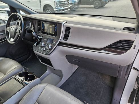 Used 2017 Toyota Sienna XLE w/ XLE Navigation Package FWD image 34