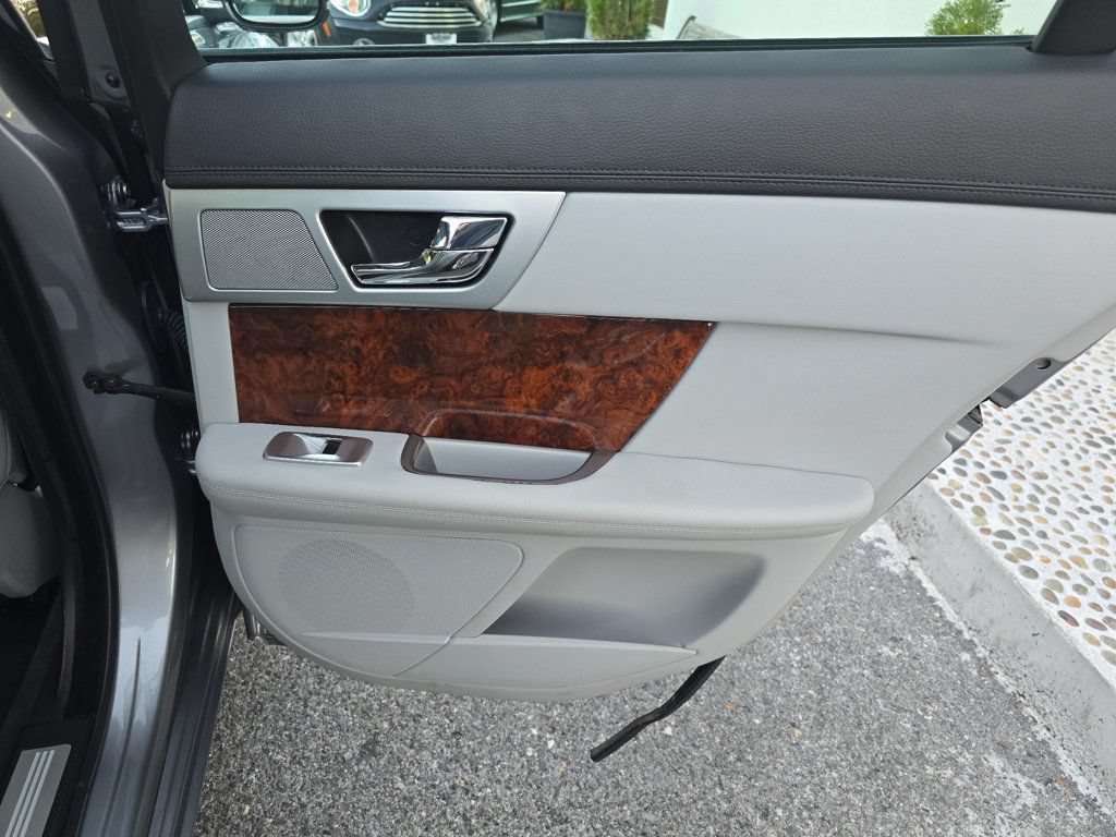 Used 2013 Jaguar XF RWD image 16