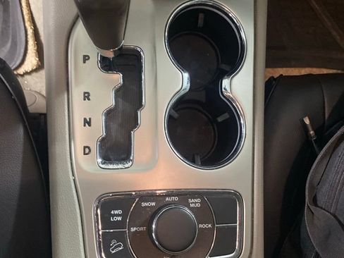 Used 2011 Jeep Grand Cherokee Laredo AWD/4WD image 9