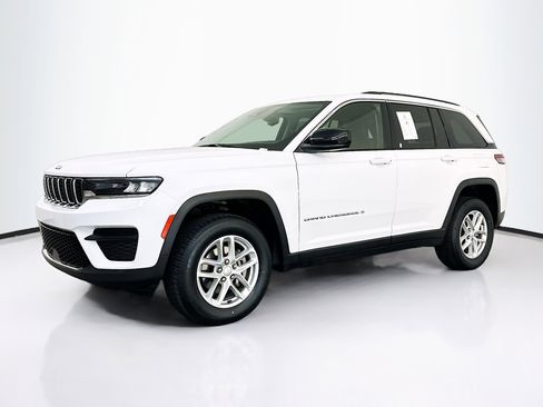 Used 2023 Jeep Grand Cherokee Laredo image 3