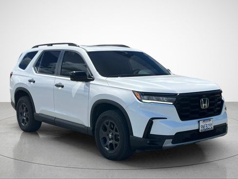 Used 2025 Honda Pilot TrailSport image 2