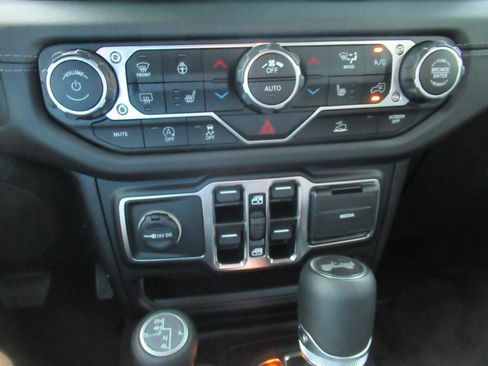 Used 2025 Jeep Wrangler Unlimited Sahara w/ Technology Group AWD/4WD image 25