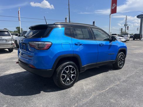 Used 2025 Jeep Compass Trailhawk AWD/4WD image 2