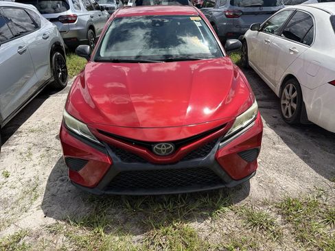 Used 2019 Toyota Camry SE FWD image 3