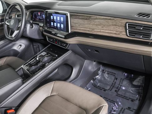 Used 2025 Volkswagen Atlas SEL image 43