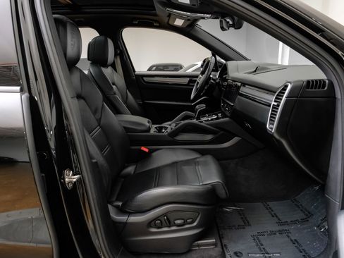 Used 2023 Porsche Cayenne Platinum Edition image 36