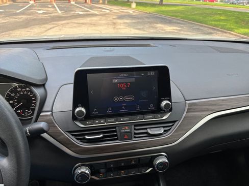 Used 2025 Nissan Altima 2.5 SV FWD image 17