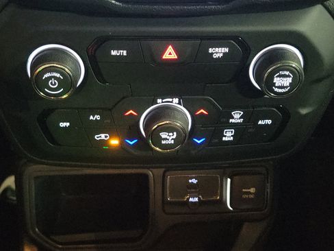 Used 2018 Jeep Renegade Latitude image 25