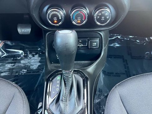 Used 2017 Jeep Renegade Altitude AWD/4WD image 18