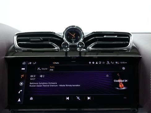 Used 2023 Bentley Bentayga Extended Wheelbase image 32