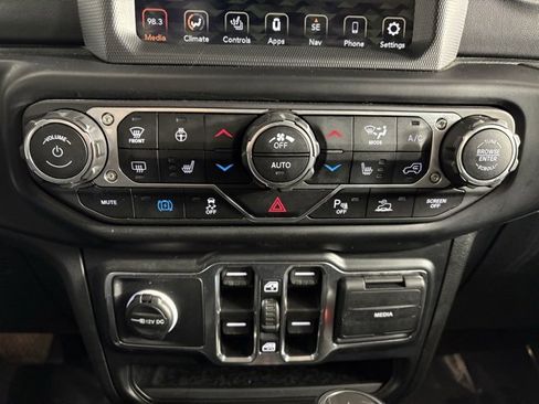 Used 2022 Jeep Wrangler Unlimited Sahara w/ Cold Weather Group image 15