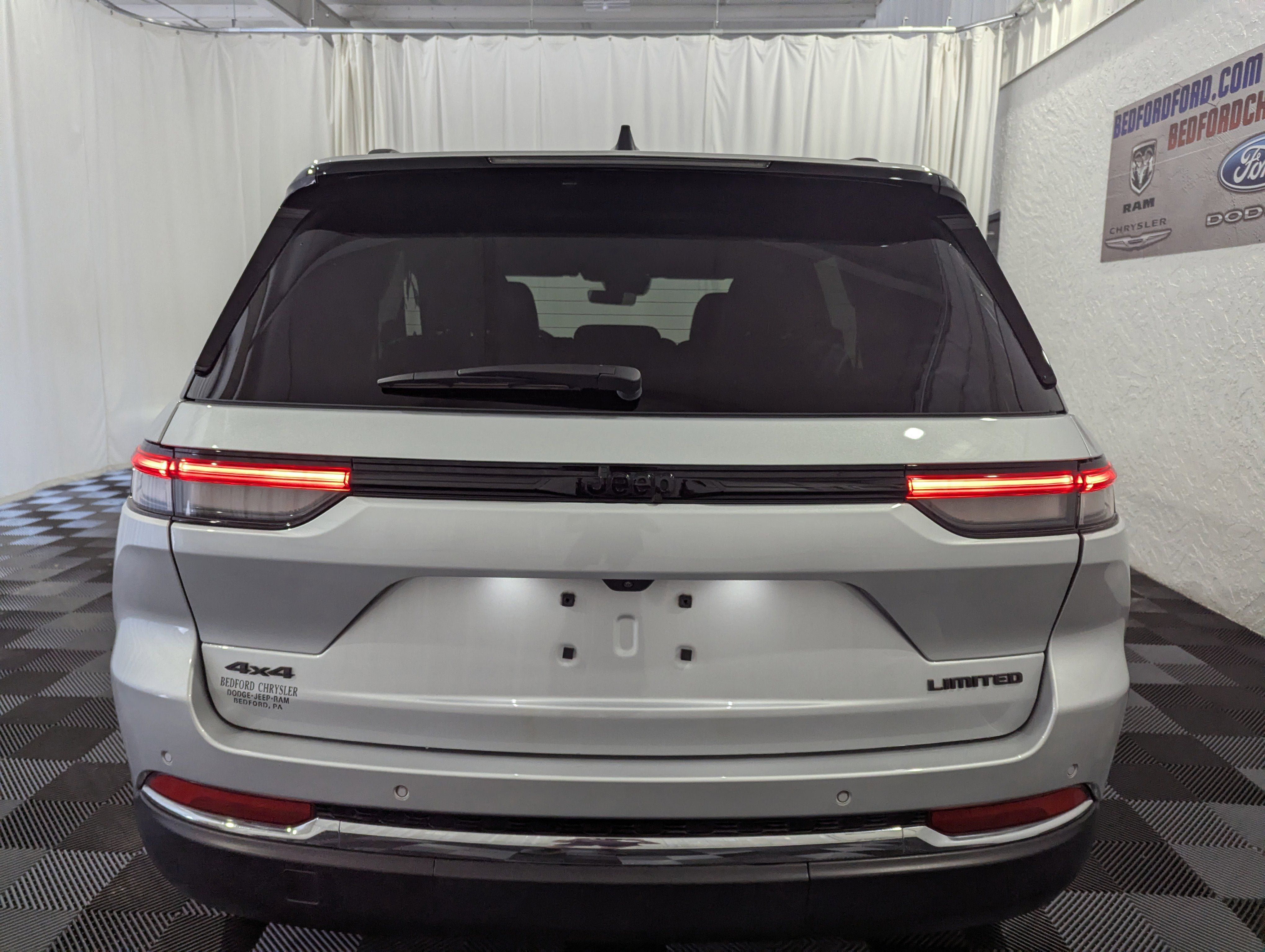 Used 2025 Jeep Grand Cherokee Limited w/ Trailer Tow Package AWD/4WD image 10