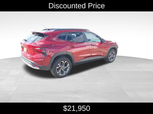 Used 2025 Chevrolet Trax LT w/ Driver Confidence Package FWD image 3