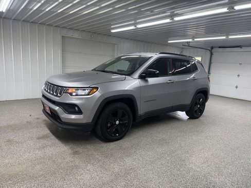 Used 2022 Jeep Compass Latitude FWD image 3
