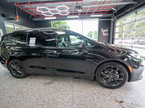 Used 2025 Chrysler Pacifica Limited FWD image 5