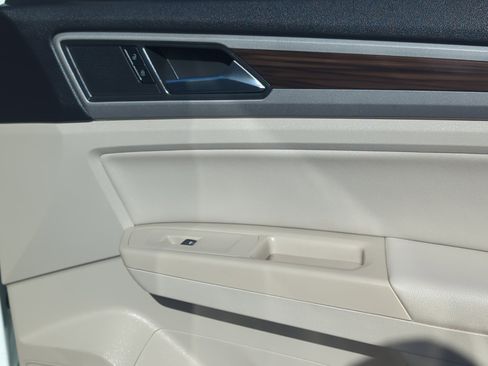 Used 2021 Volkswagen Atlas SE image 16