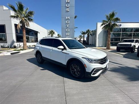 Used 2022 Volkswagen Tiguan SE image 1
