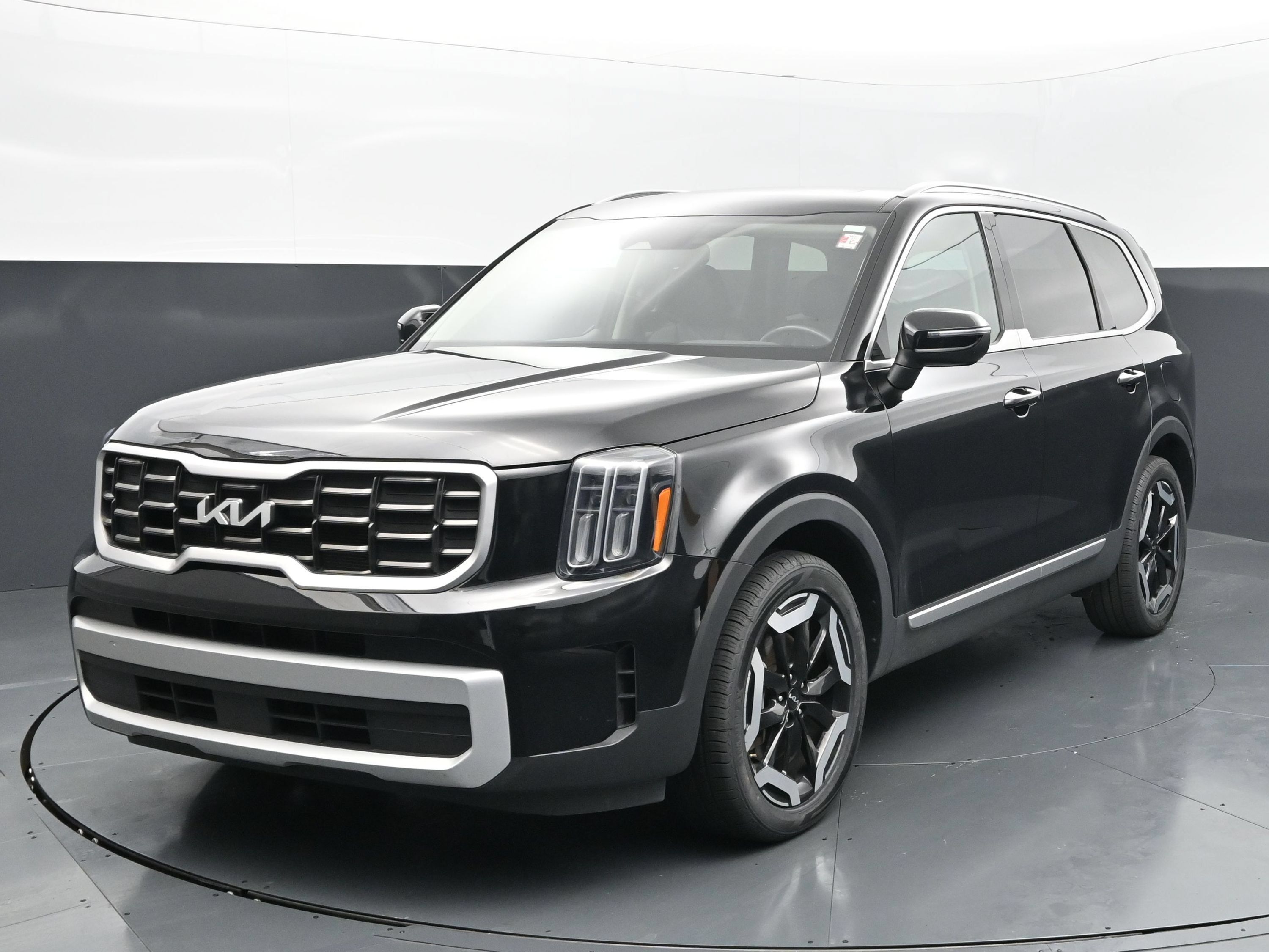 Used 2025 Kia Telluride S FWD image 1