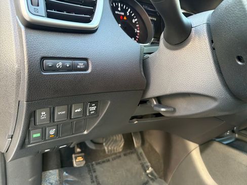 Used 2016 Nissan Rogue SV w/ SV Premium Package image 21