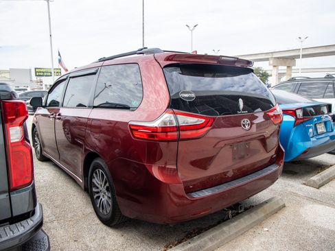 Used 2018 Toyota Sienna Limited image 10