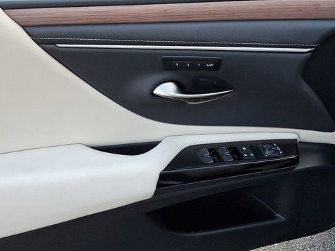 Used 2023 Lexus ES 250 w/ Premium Package image 12