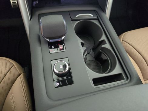 Certified 2025 Land Rover Discovery Dynamic SE image 25