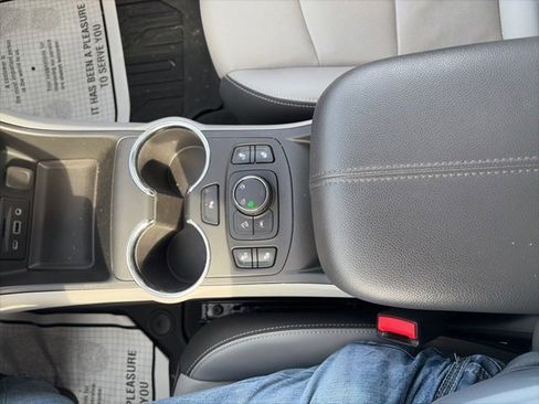 Used 2022 GMC Terrain SLT w/ Tech Package image 25