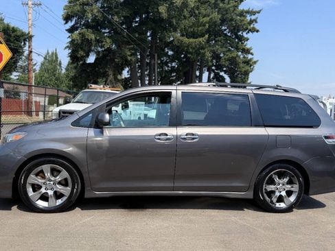 Used 2013 Toyota Sienna SE FWD image 3