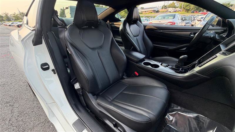 Used 2018 INFINITI Q60 2.0t w/ Moonroof Package RWD image 8