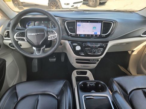Certified 2023 Chrysler Pacifica Touring-L image 18