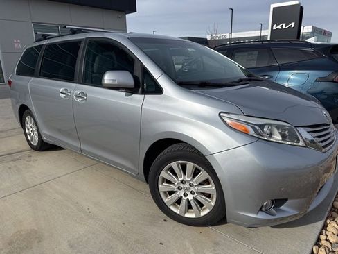 Used 2015 Toyota Sienna Limited image 2