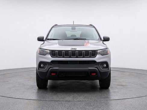 Used 2025 Jeep Compass Trailhawk AWD/4WD image 2