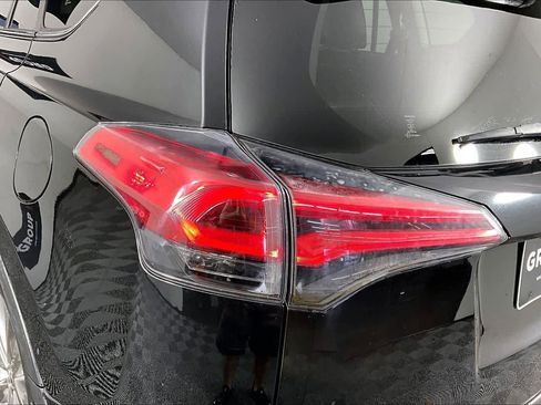 Used 2018 Toyota RAV4 Limited image 28