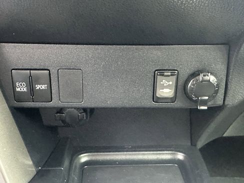 Used 2018 Toyota RAV4 LE image 29