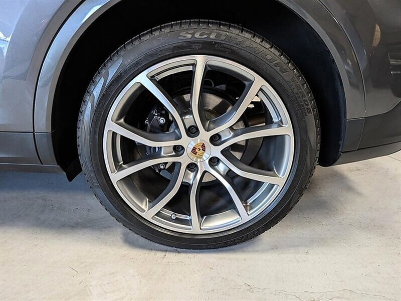 Used 2023 Porsche Cayenne w/ Premium Package AWD/4WD image 14
