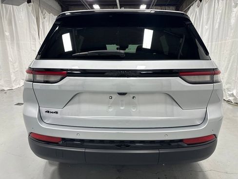 Used 2025 Jeep Grand Cherokee Altitude AWD/4WD image 6
