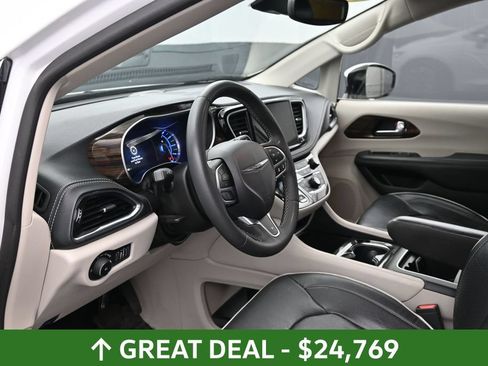Used 2023 Chrysler Pacifica Limited FWD image 18