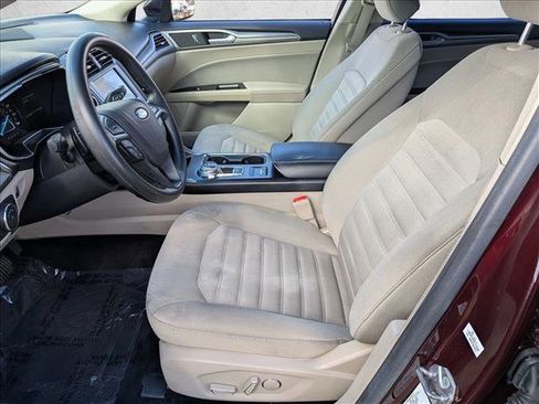 Used 2017 Ford Fusion SE w/ Fusion SE Technology Package image 14