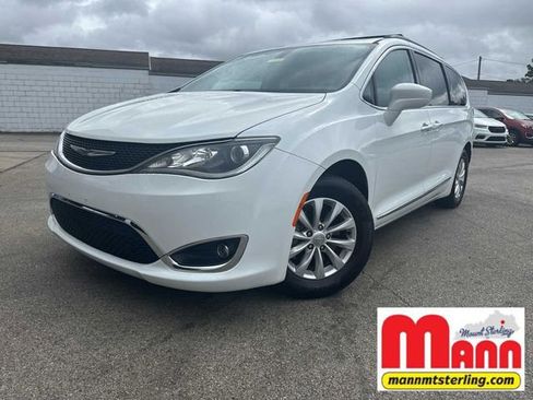 Used 2017 Chrysler Pacifica Touring-L image 1