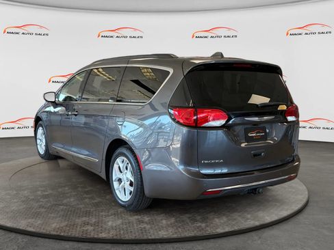 Used 2017 Chrysler Pacifica Touring-L FWD image 8