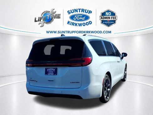 Used 2025 Chrysler Pacifica Limited FWD image 3