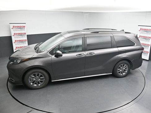 Used 2024 Toyota Sienna XLE FWD image 27