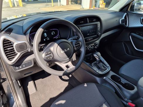 Used 2025 Kia Soul LX w/ LX Technology Package FWD image 31