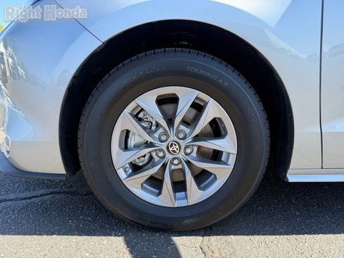 Used 2024 Toyota Sienna XLE FWD image 11