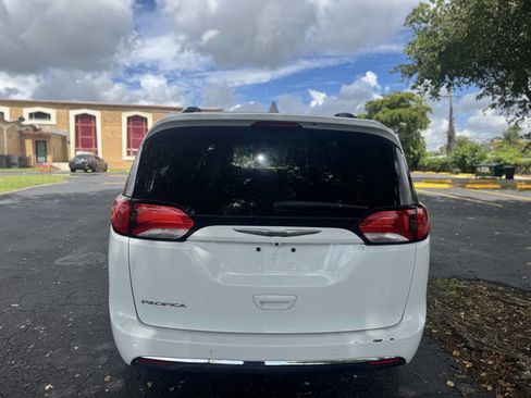 Used 2018 Chrysler Pacifica Touring-L w/ Premium Audio Group image 6