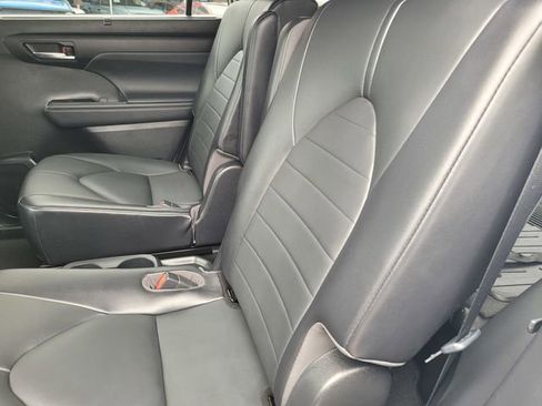 Used 2021 Toyota Highlander XLE image 13